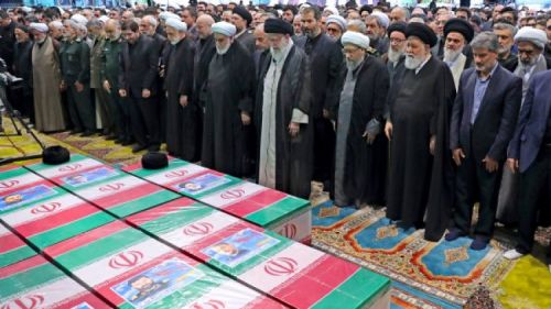 اقامه نماز بر پیکر شهید دکتر رئیسی و یاران شهیدش از سوی رهبر معظم انقلاب اسلامی