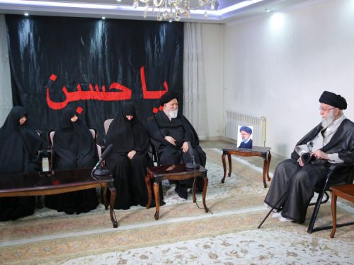 حضور رهبر معظم انقلاب در منزل رئیس جمهور شهید